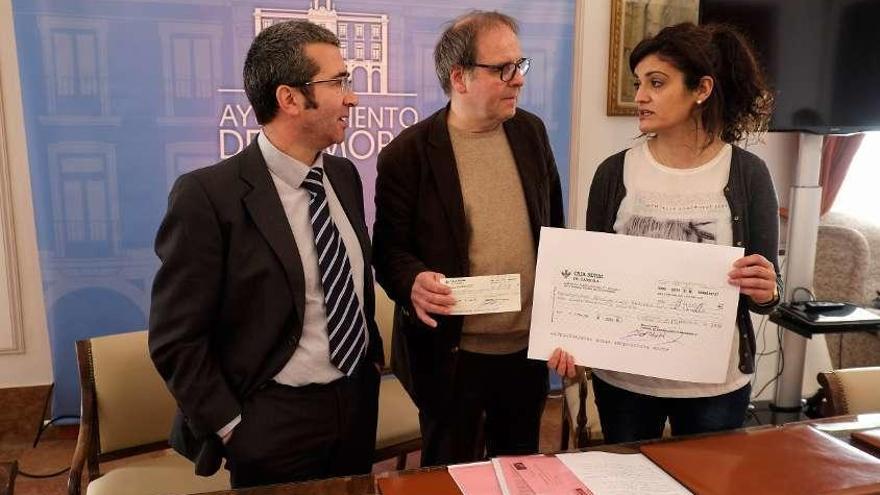 Azeco entrega 420 euros a Zamora con el Sáhara para labor humanitaria