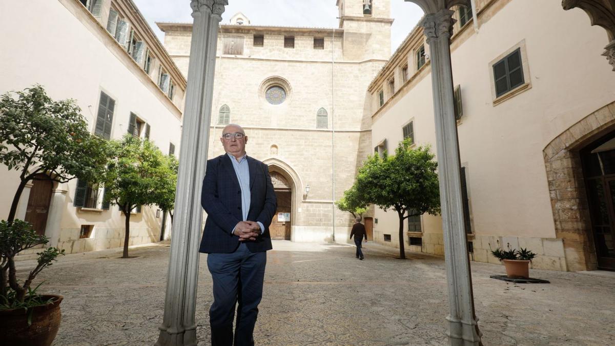 Bernat Riera en el patio del Hospital General, con la iglesia de La Sang al fondo, la más simbólica de la Semana Santa. | DM