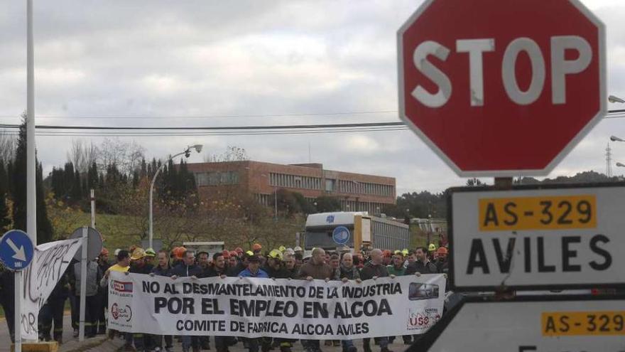 Trabajadores de Alcoa, concentrados ante la factoría avilesina, hace un año.