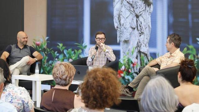 Por la izquierda, Jesús Martínez Salvador, Rafael Suárez-Muñiz y Miguel Llana, ayer, en la Semana Negra.  | MARCOS LEÓN