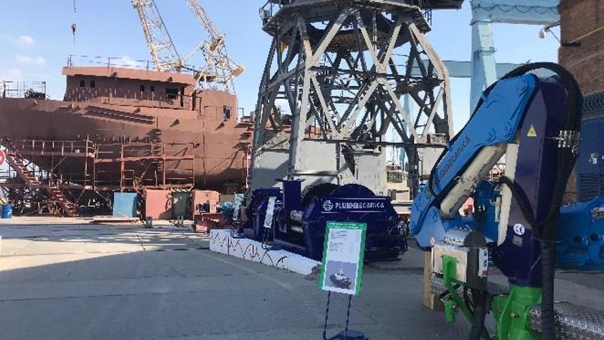 Los equipos suministrados por Fluidmecánica con uno de los barcos al fondo.