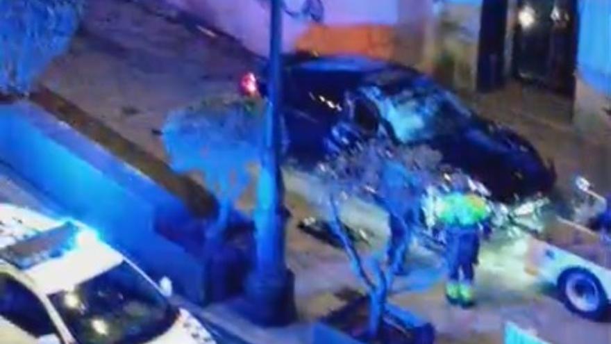 Un conductor ebrio estrella su Porsche contra un andamio en Urzáiz