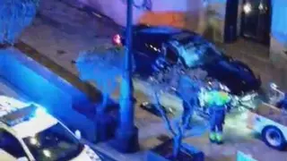 Un conductor ebrio estrella su Porsche contra un andamio en Urzáiz