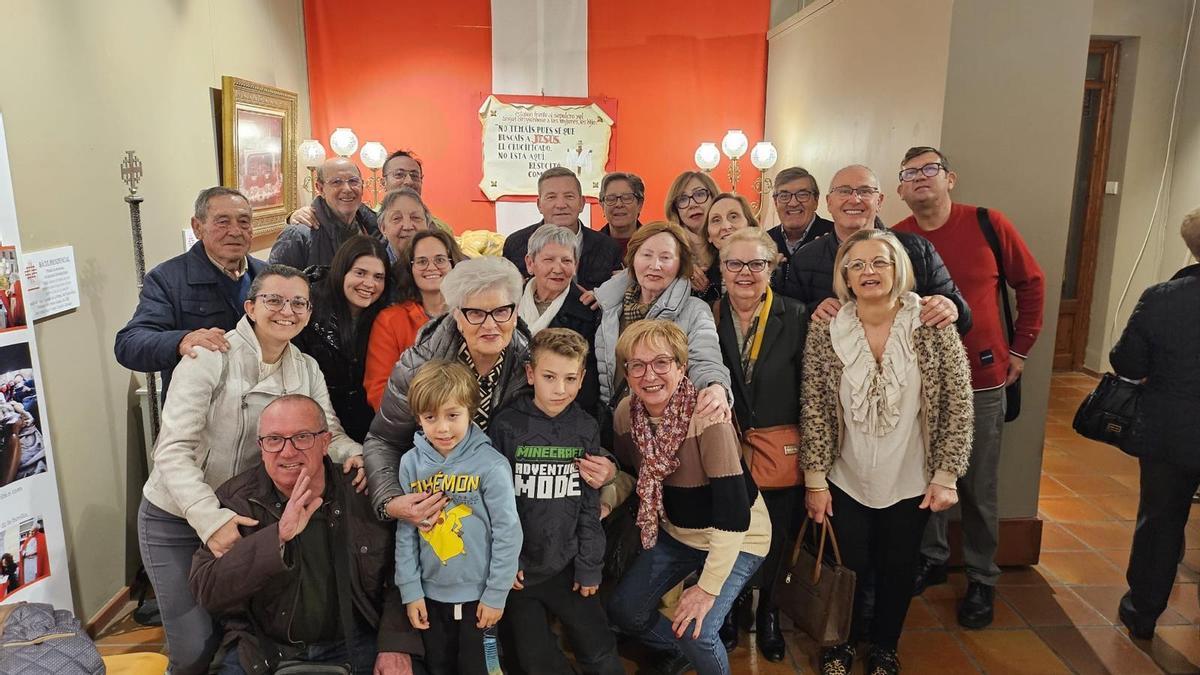 Miembros de la Cofradía del Santo Sepulcro de Sueca celebran su 100 aniversario.