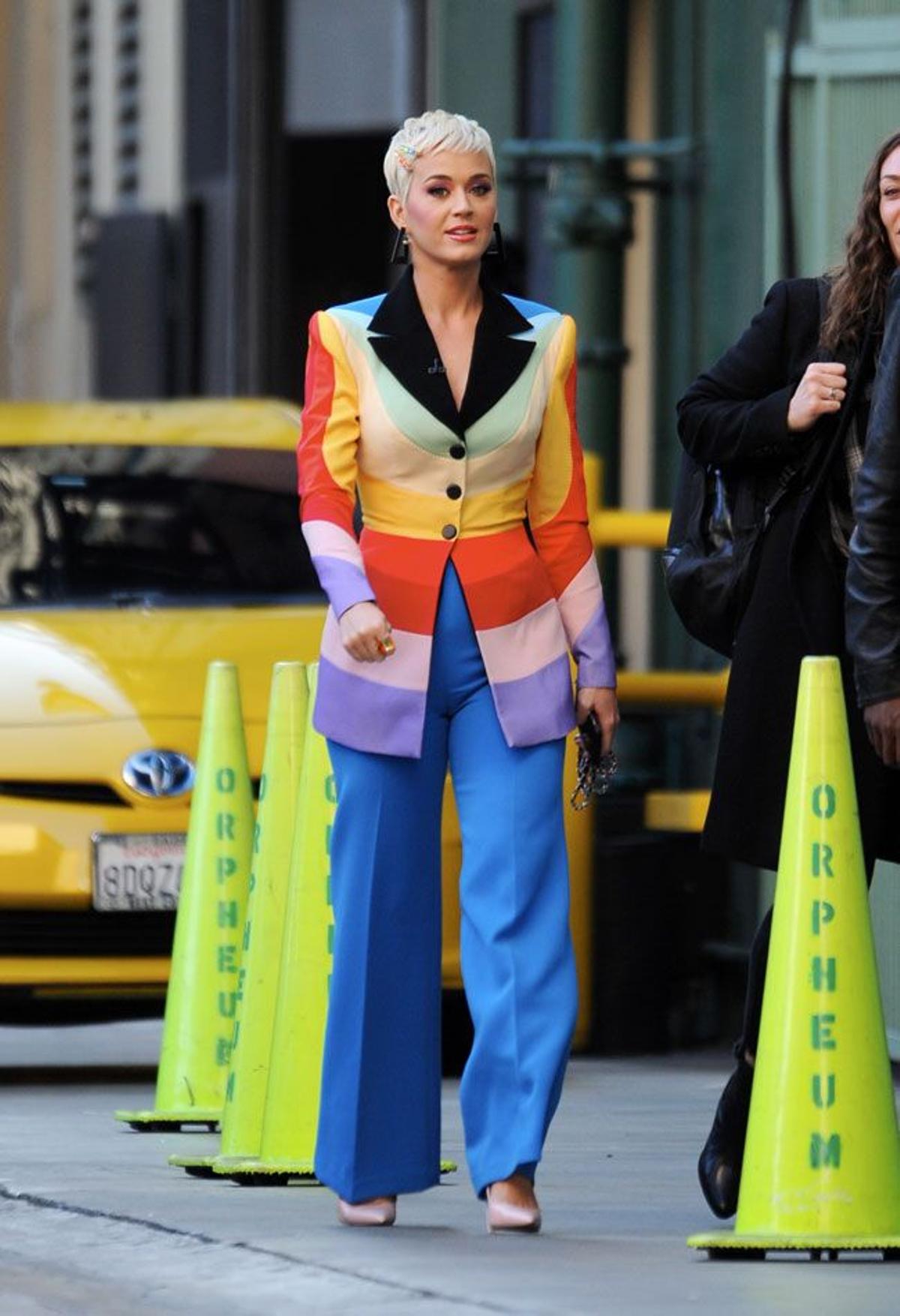 Katy Perry con look multicolor por las calles de Los Ángeles