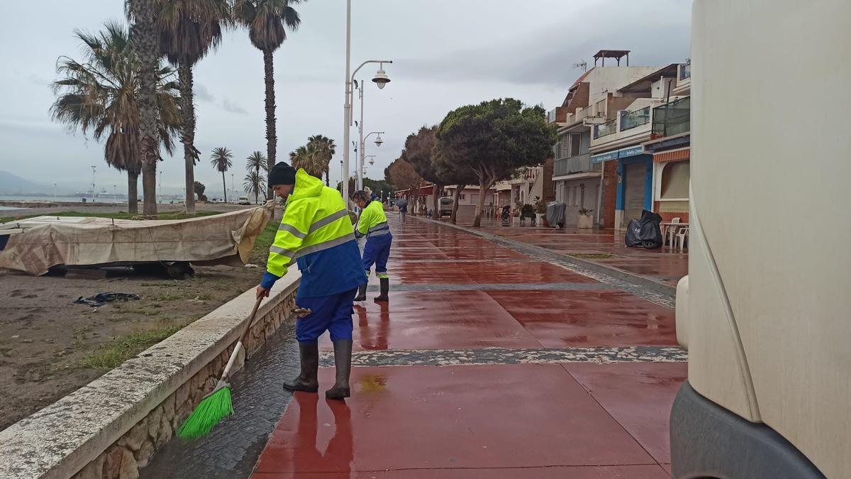 Operarios municipales acondicionan uno de los paseos marítimos en la capital malagueña.