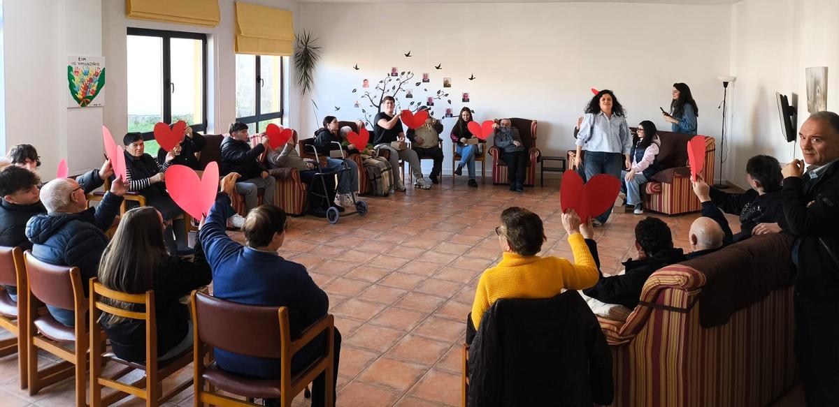 Encontro de estudantes e residentes na vivenda comunitaria de Vimianzo.
