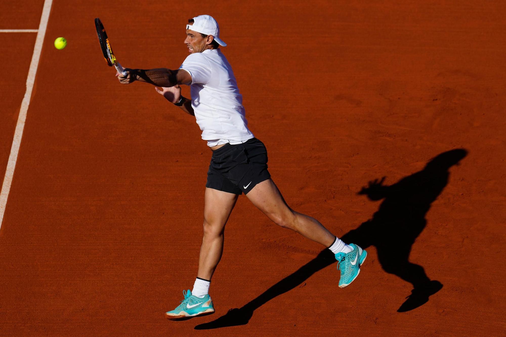 Rafa Nadal se entrena en l apista central del RCT Barcelona-1899