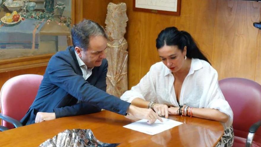 El consejero de Hacienda, Bermúdez de Castro, durante su reunión con la alcaldesa de Huesca, Lorena Orduna. | GOBIERNO DE ARAGÓN