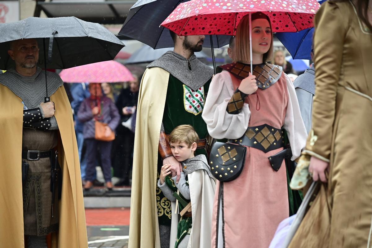 Galería de imágenes: La Germandat dels Cavallers de la Conquesta desafía a la lluvia para homenajear al monarca
