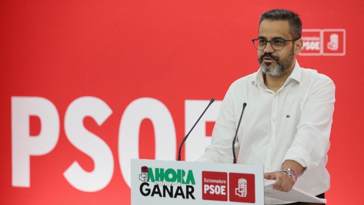 El portavoz del PSOE de Extremadura, Manuel González Andrade, durante su comparecencia para reclamar garantías en el transporte escolar de cara al próximo curso.