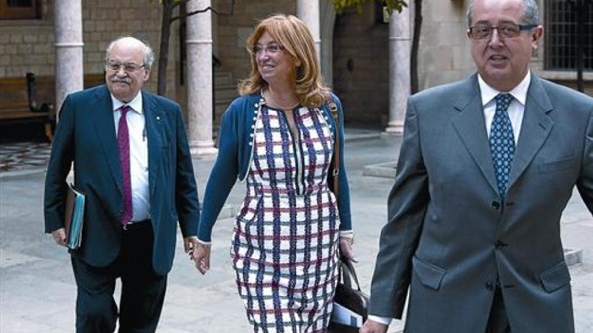 El 'conseller' de Economía, Andreu Mas-Colell, tras los 'consellers' Irene Rigau y Felip Puig, ayer entrando a la reunión del Govern.