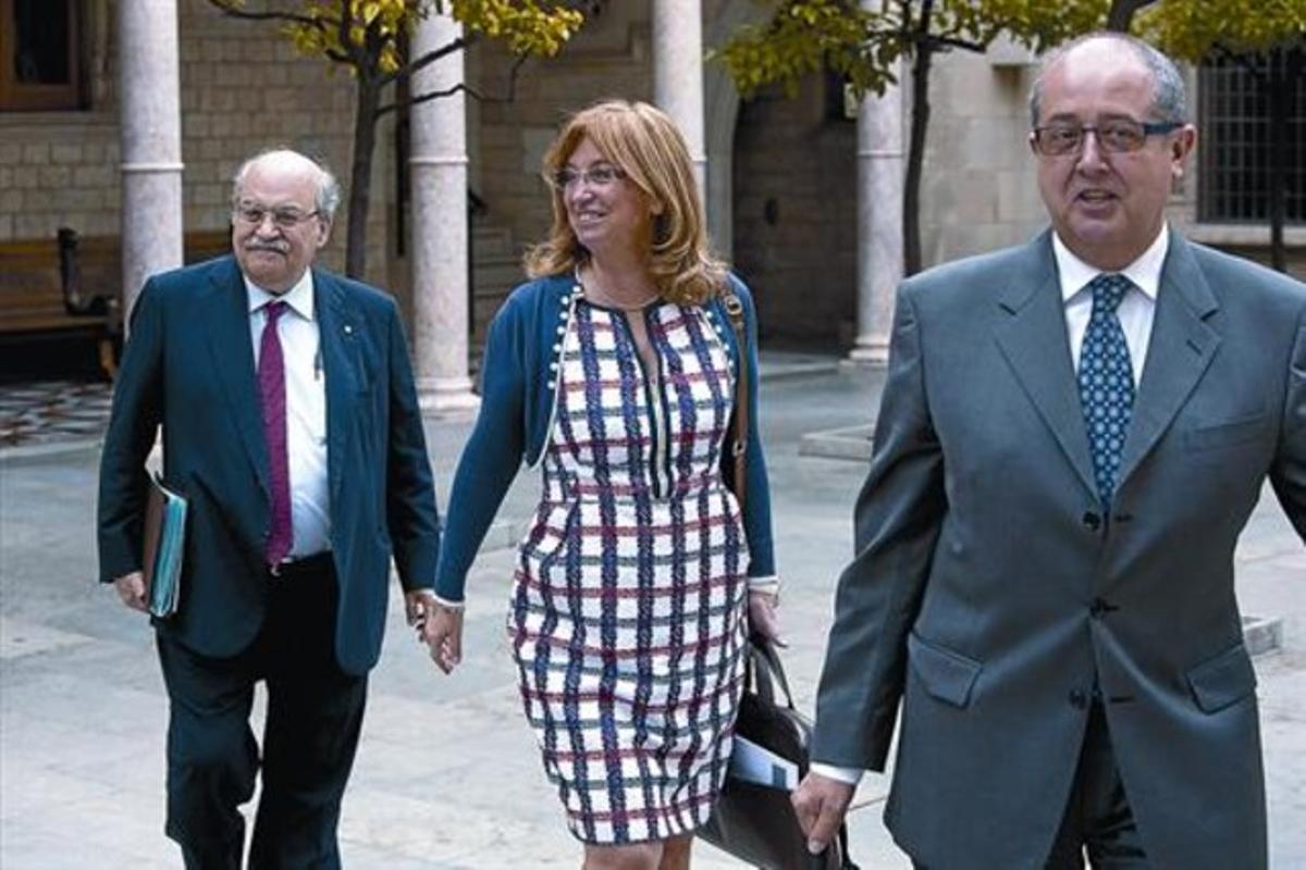 El conseller d’Economia, Andreu Mas-Colell, darrere els consellers Irene Rigau i Felip Puig, ahir entrant a la reunió del Govern.