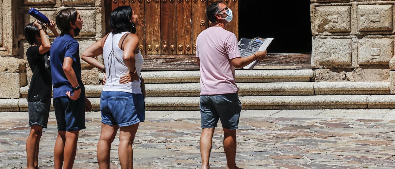 Turistas a su paso por la parte antigua de la capital cacereña.