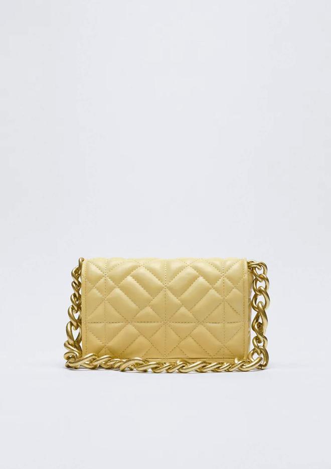 Bolso acolchado con el detalle de la cadena en tono pastel de Zara