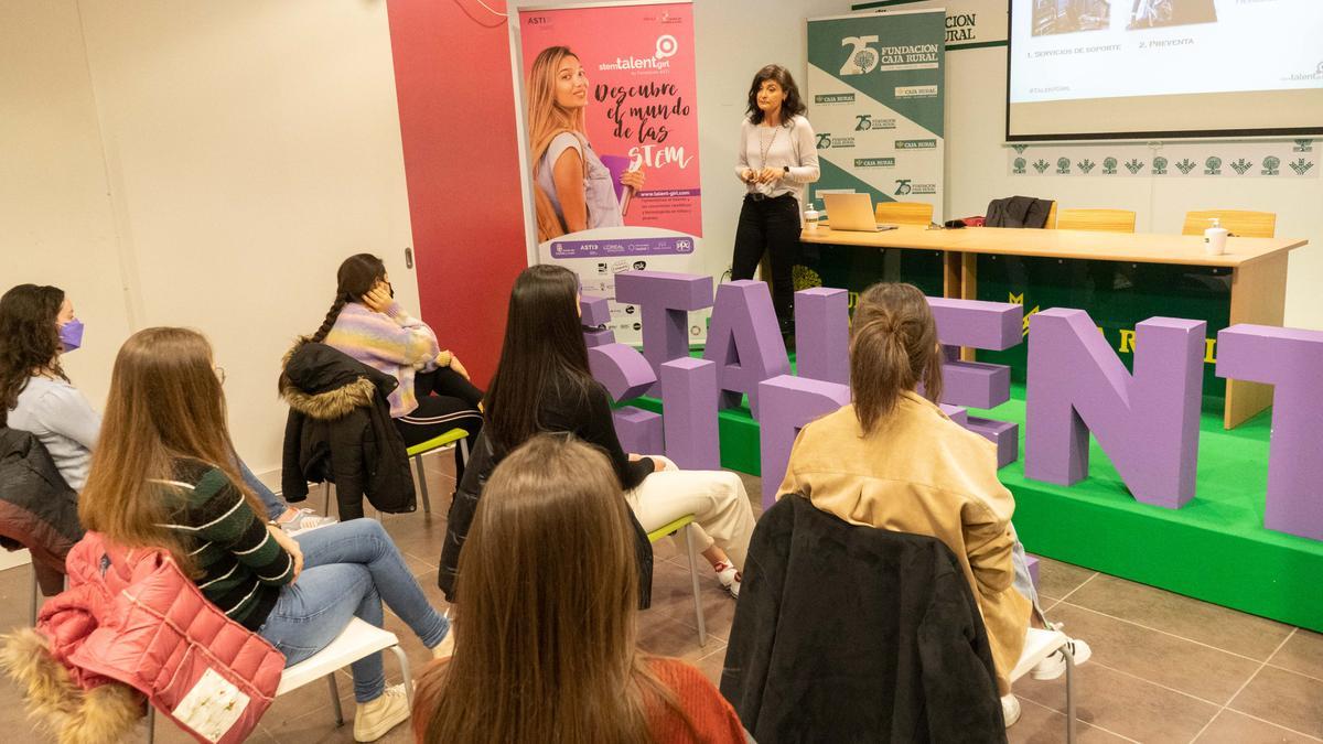 Un momento de la charla de Montse Bragado, dentro del programa STEM Talent Girl.