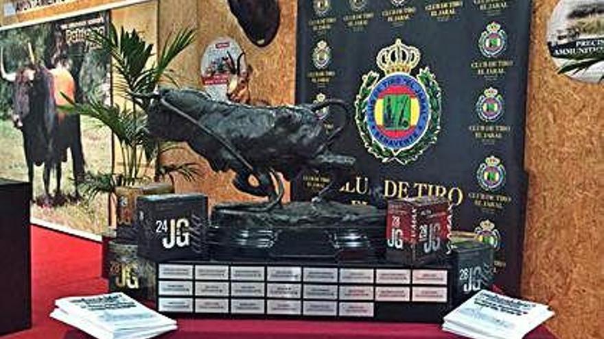 El trofeo de la Gran Tirada &quot;Toro Enmaromado&quot;.