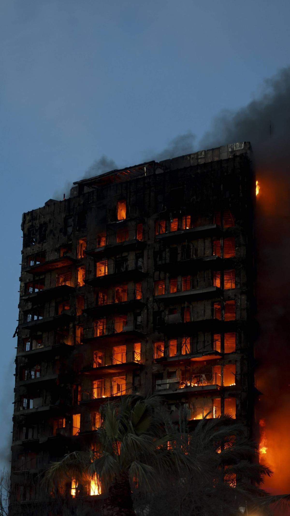 Un incendio devora un edificio de Valencia