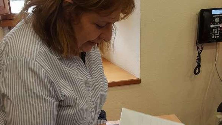 Cristina Álvarez, con el libro original y la transcripción infantil, en la Casa de Cultura de Luarca.