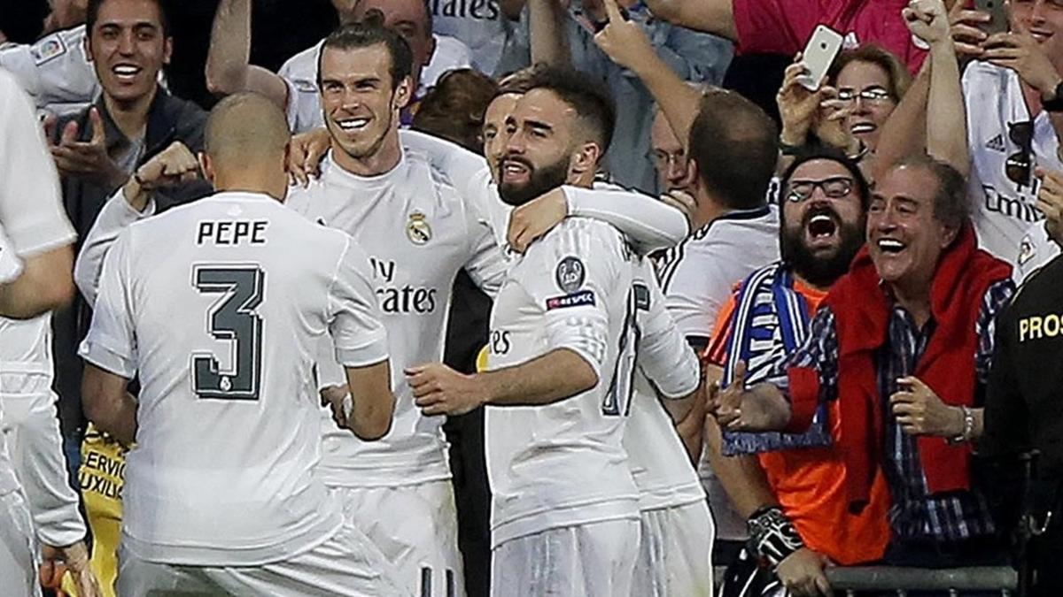 Los jugadores del Real Madrid celebran el gol de Bale.