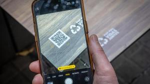 Un ciudadano captura un QR en la mesa de un bar en Barcelona hace unos días