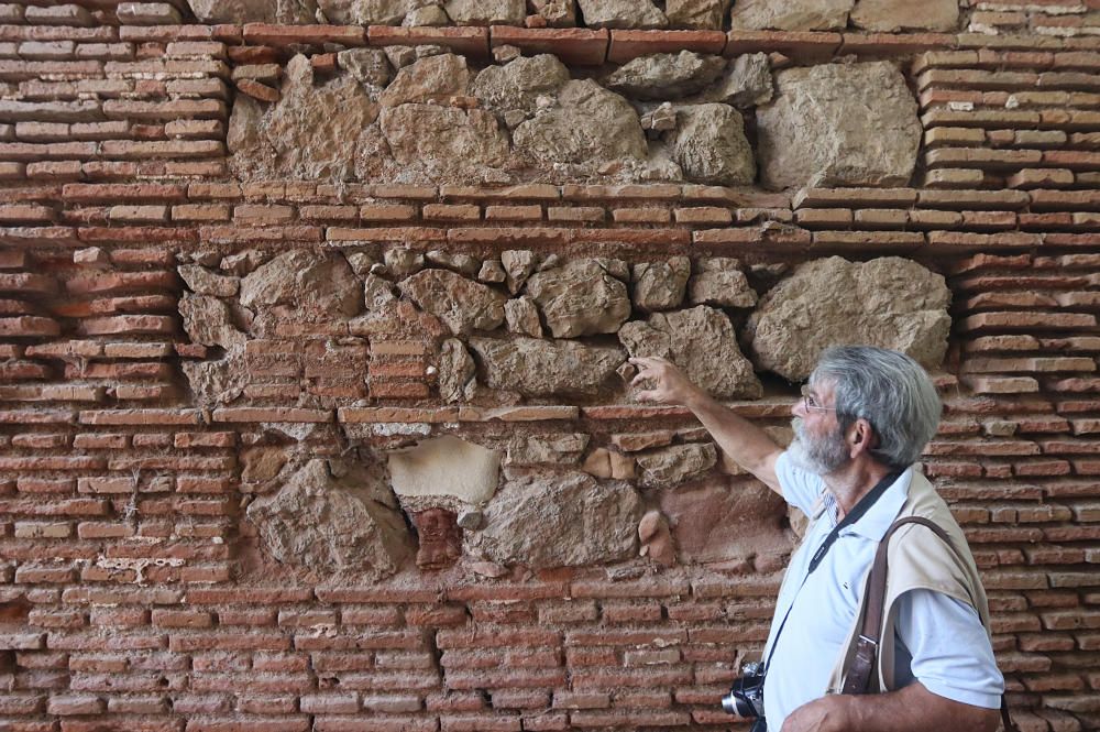 La asociación de vecinos del Palo critica el preocupante estado de abandono del puente del Arroyo del Judío, el arco del Camino de Vélez y la anexa casa de postas, elementos protegidos de finales del