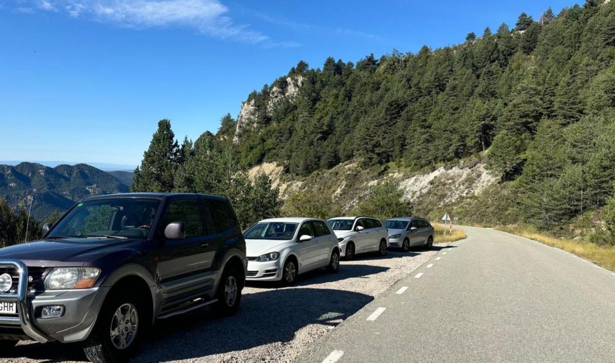 Filera de cotxes aparcats al voral de la carretera en direcció a Rasos de Peguera  | ARIADNA GOMBAU