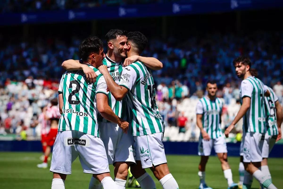 Albarrán celebra su gol durante el encuentro entre el Córdoba CF y el Sporting.