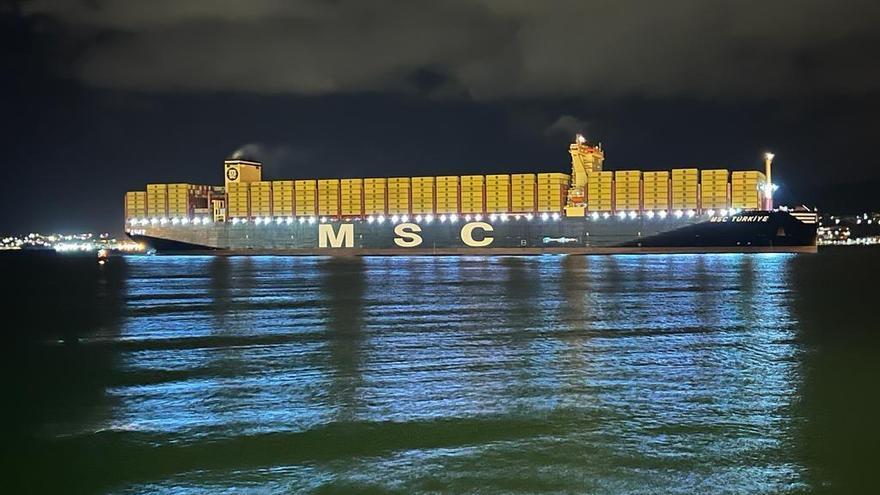 Hito en el puerto de Vigo: atraca el mayor portacontenedores del mundo