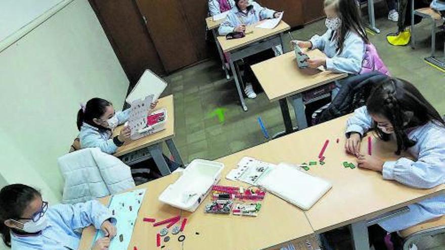 Taller de Aquae STEM en las aulas del San  José, abajo Carmen Conde.