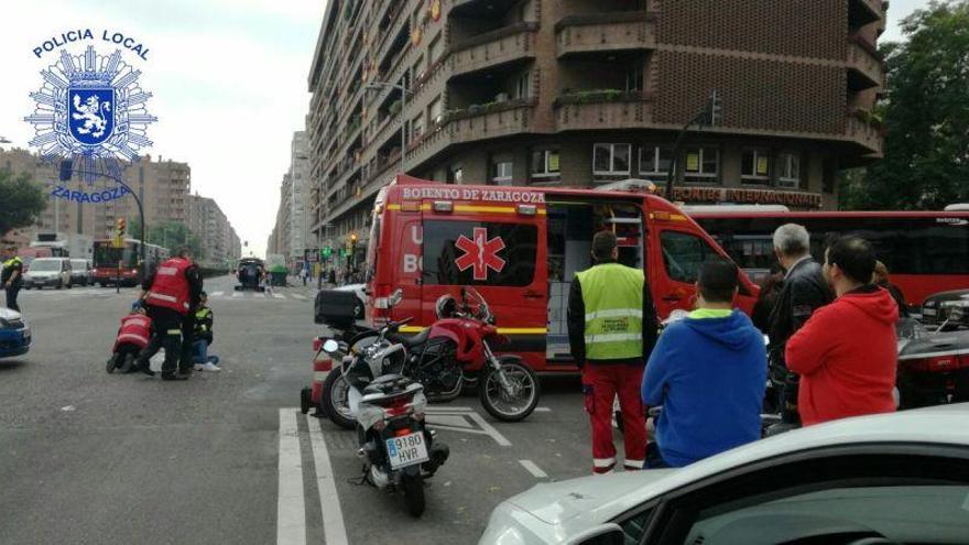 Herida grave atropellada por una moto cuando cruzaba fuera del paso de cebra