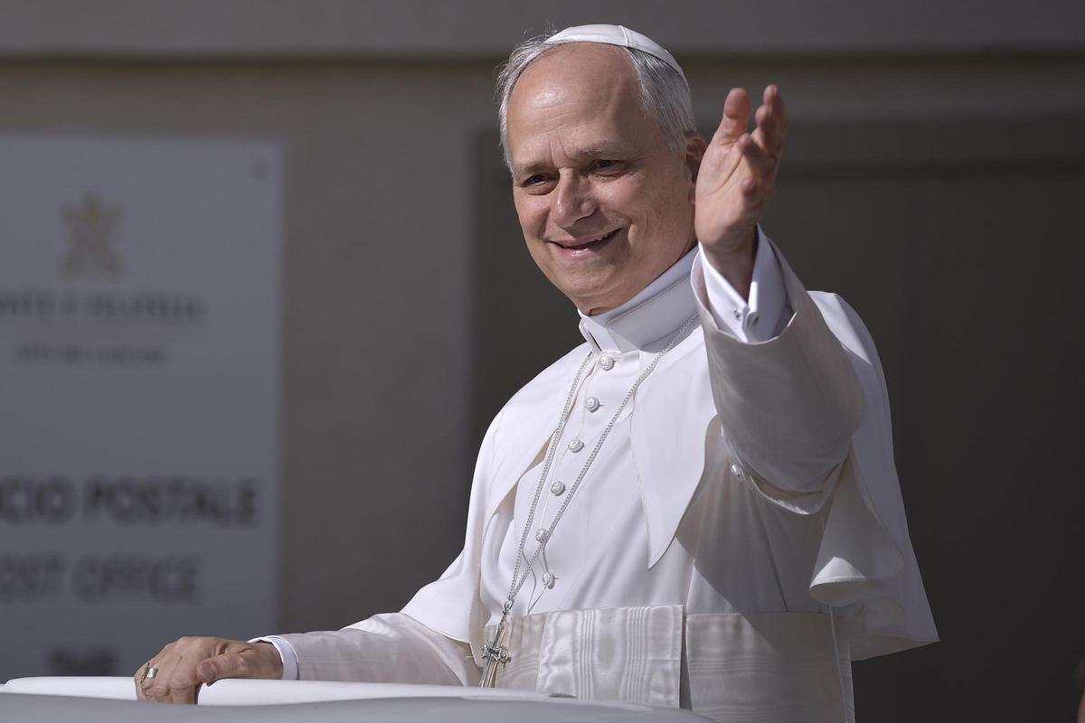 Archivo - El Papa León XIV recorre la plaza de San Pedro en Papamóvil por primera vez antes de la misa de inicio de su Pontificado, a 17 de mayo de 2025, en Ciudad del Vaticano. Con esta ceremonia se marca el inicio del ministerio petrino del estadouniden