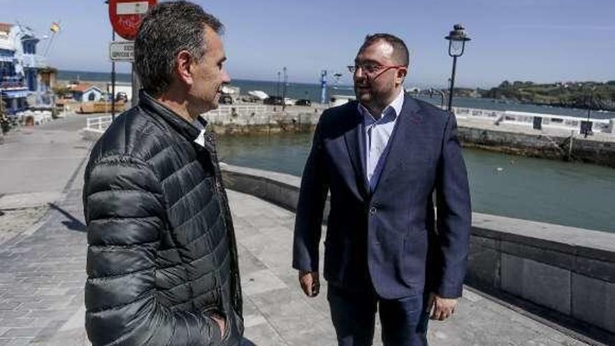 El candidato socialista de Gozón, Jorge Suárez, conversa con Adrián Barbón en el puerto viejo de Luanco.