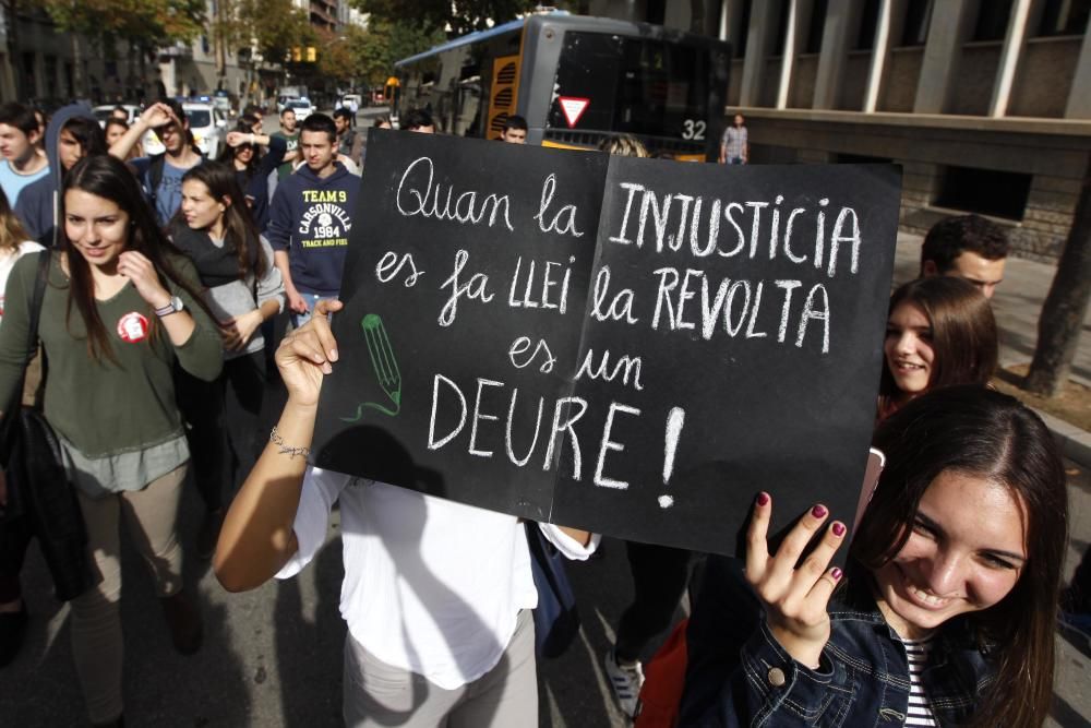 L''alumnat de Secundària surt als carrers de Girona per rebutjar les revàlides