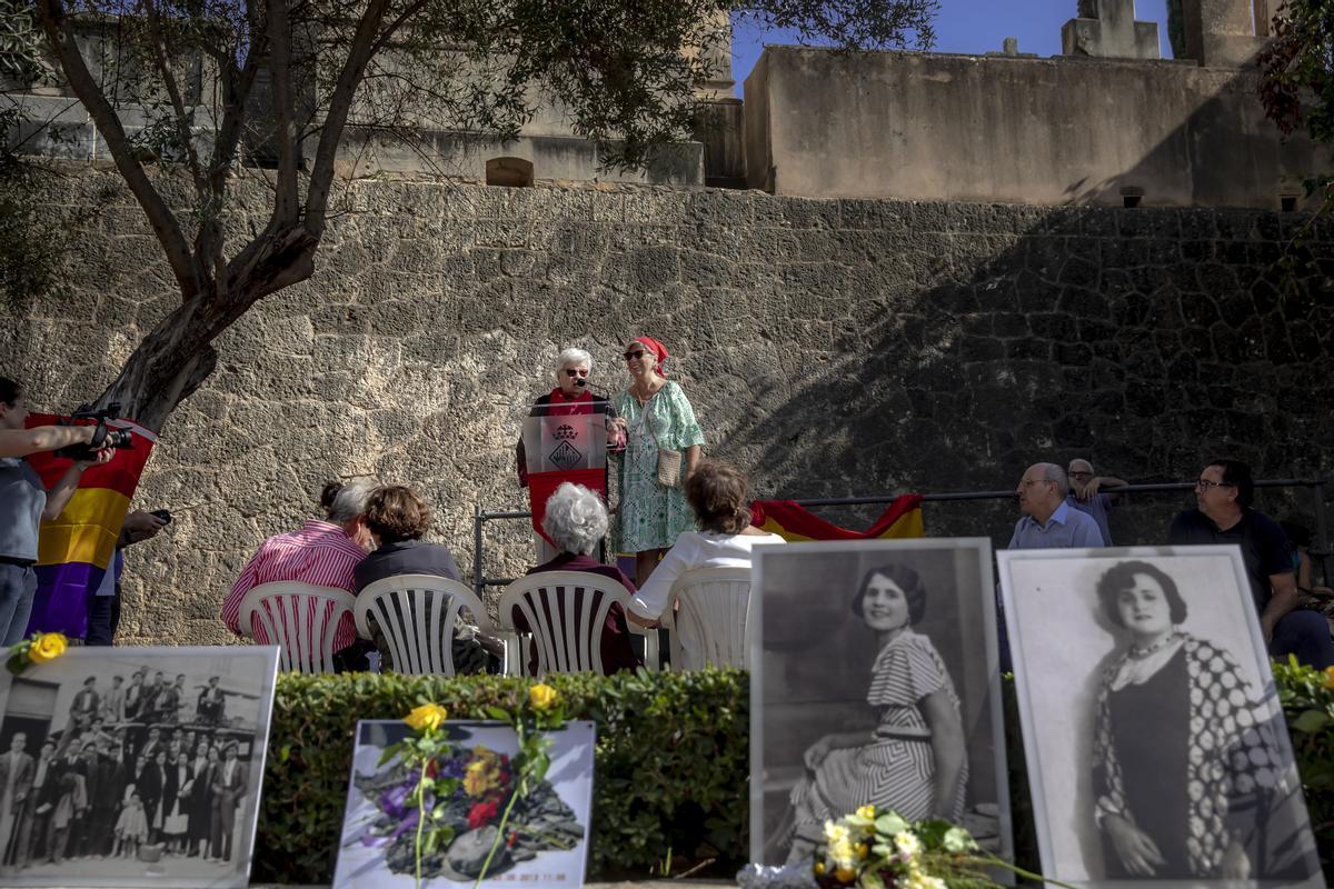 Homenaje a Aurora Picornell y las 'Roges del Molinar' en el cementerio de Palma