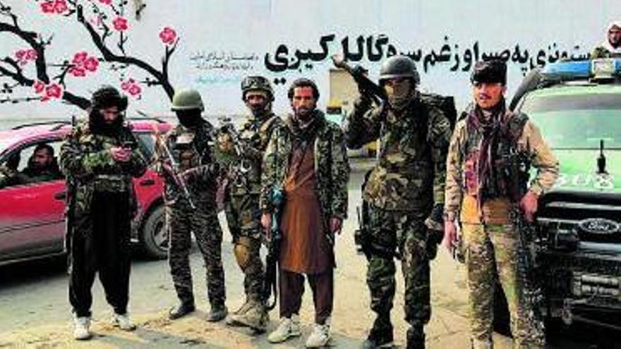 Talibans  vigilen una protesta pel bloqueig dels actius a l’estranger | EFE