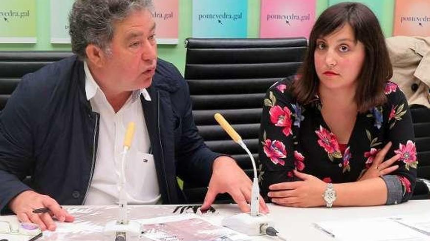 Fernández Lores y la directora de la UNED de Pontevedra. // G. Santos