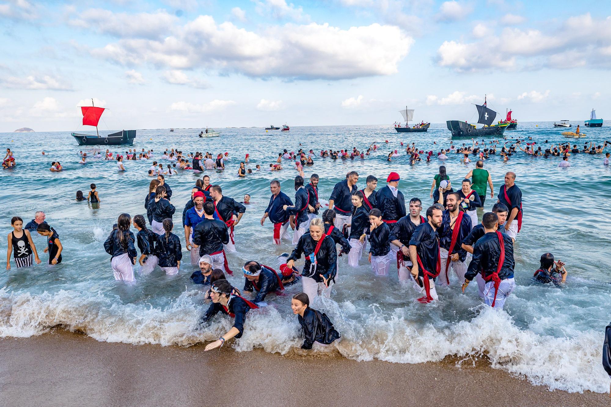 Fiestas de La Vila. Así ha sido el Alijo y la Embajada Contrabandista en la Playa.