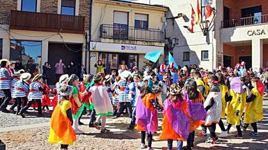 Concentración de la comunidad escolar en la plaza de Alcañices.