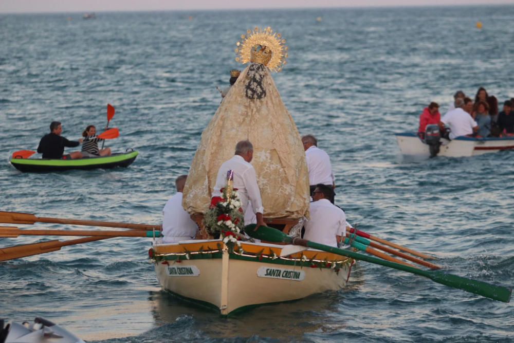 La Virgen del Carmen se hace a la mar en Pedregalejo, rodeada de cientos de personas.