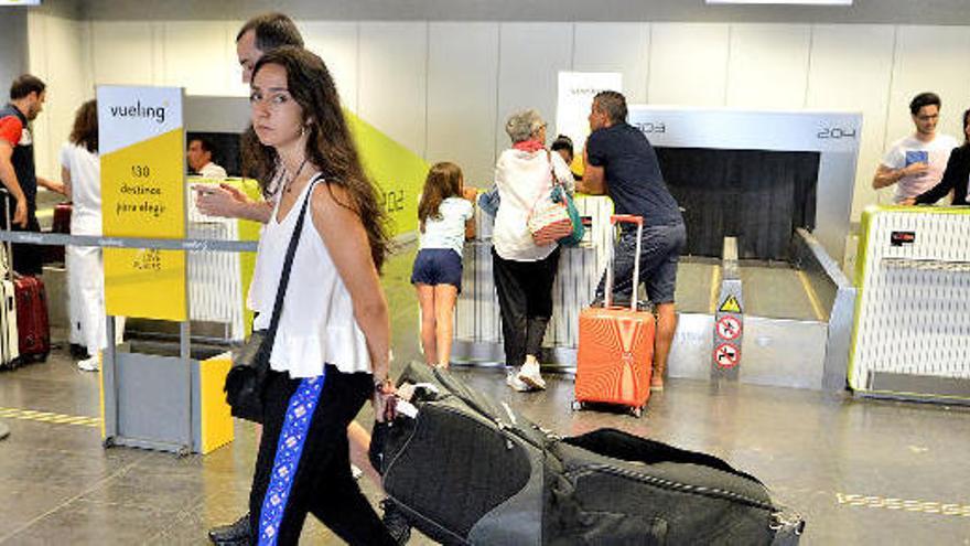 Una pasajera en la zona de facturación del aeropuerto de Gran Canaria.