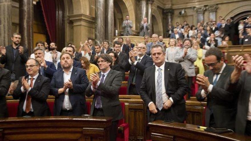 Els diputats independentistes aplaudeixen al Parlament després d&#039;aprovar la Llei de transitorietat