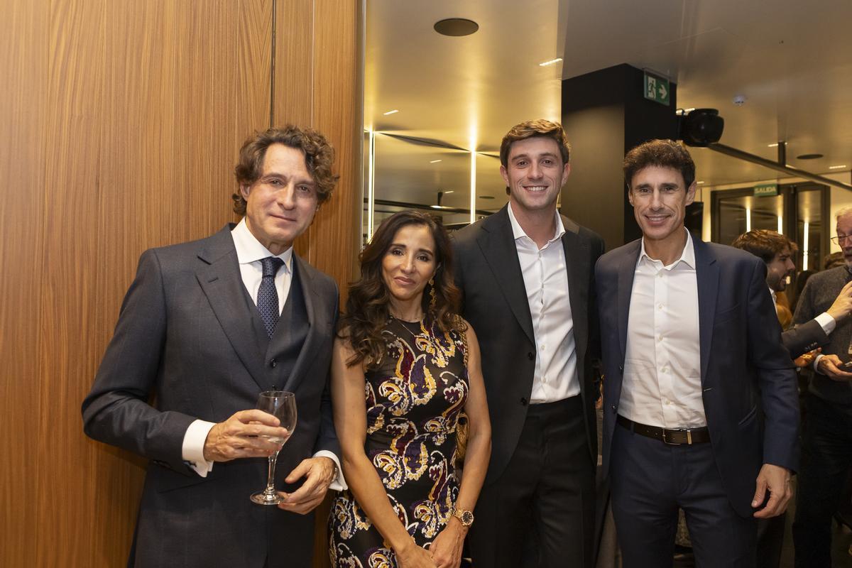 El profesor José Remohí, María José Claramunt, David Remohí y el exfutbolista 'Mista'.