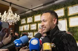 Neymar subasta una zapatilla bañada en oro y piedras preciosas para recaudar fondos en medio de críticas por un proyecto urbanístico