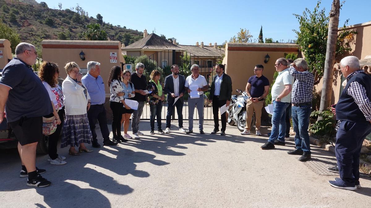 El candidato socialista a la Alcaldía, Dani Pérez, con los representantes de los colectivos