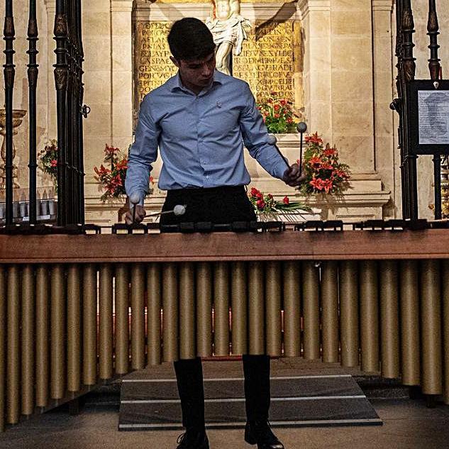 Manuel Monterrubio, con su marimba en la Catedral.