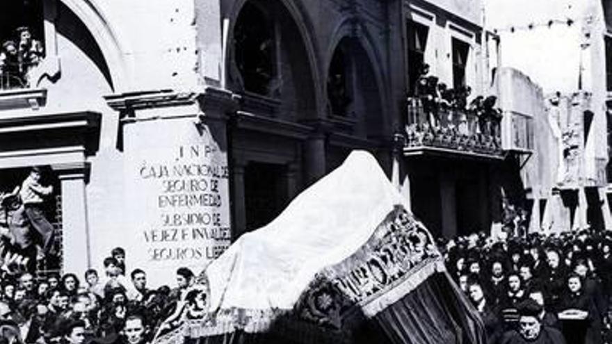 Procesión del Entierro con la imagen del Santo Sepulcro.