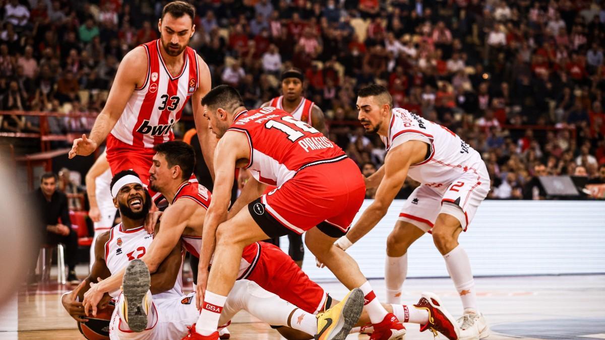 Los jugadores de Olympiacos y Valencia Basket luchan por el balón