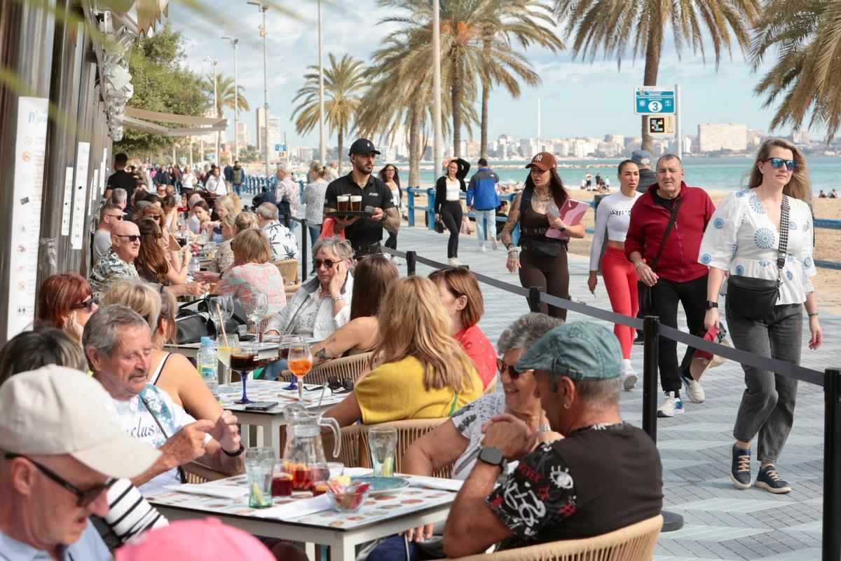 Las terrazas se han llenado con la subida de las temperaturas