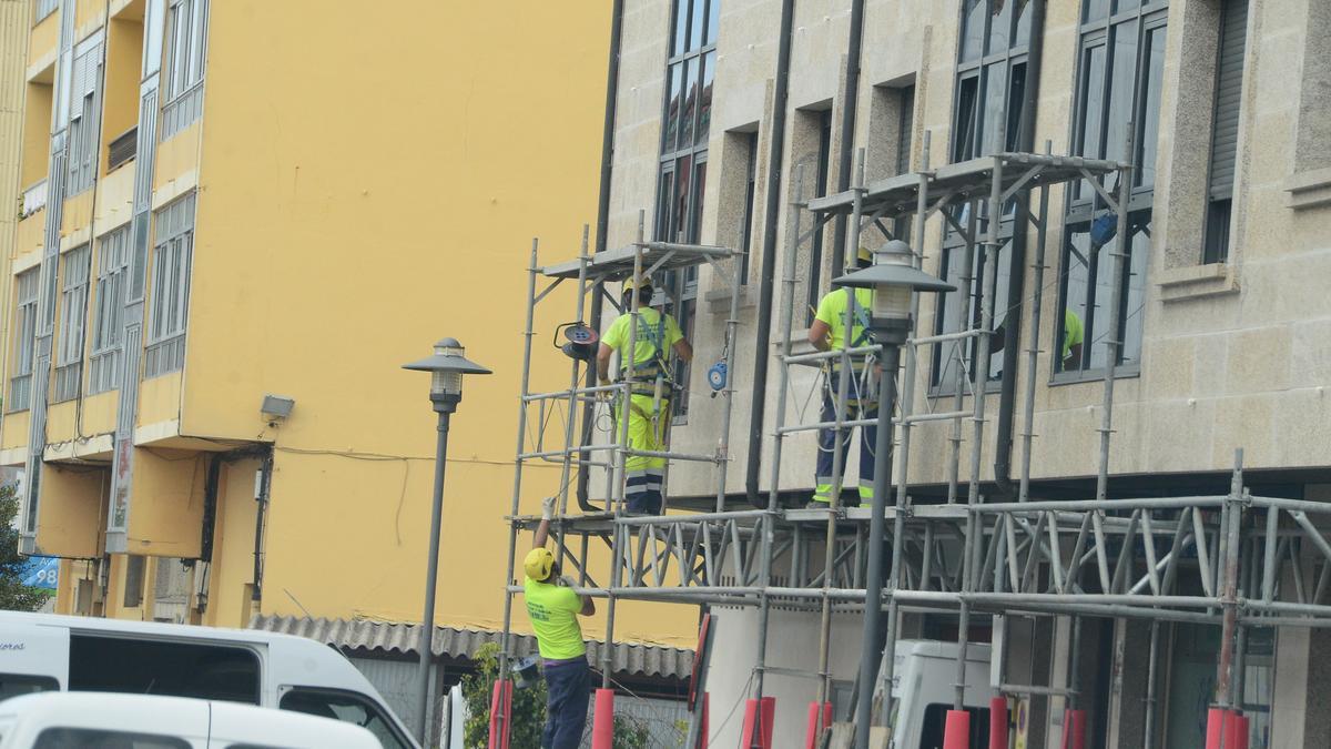 Obreros, trabajando este mes en una obra de la comarca. / G.N.